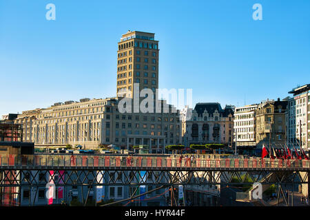 Lausanne, Suisse - le 26 août 2016 : Le quartier du Flon avec grand pont et Bel Air Tower à Lausanne, Suisse. Les gens sur l'arrière-plan Banque D'Images