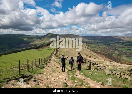 Un groupe familial à la grande arête à perdre Hill à Mam Tor dans le Peak District sur une belle journée de printemps ensoleillée. Banque D'Images