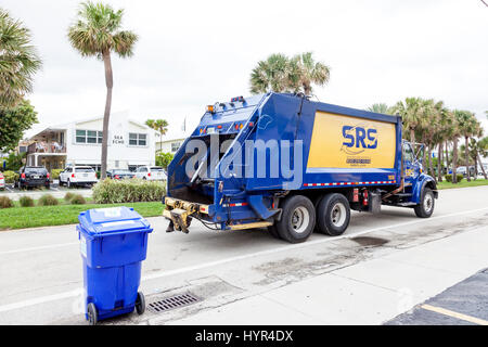 Hollywood, FL, USA - Le 14 mars 2017 : la collecte des ordures ménagères en chariot Hollywood Beach. Florida, United States Banque D'Images