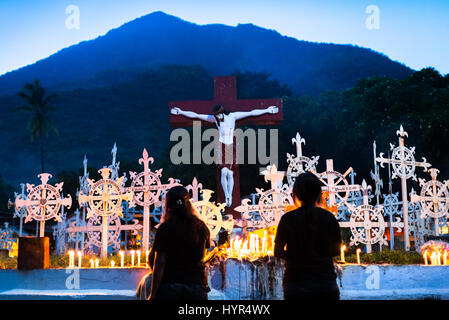 Deux femmes prier à la Cathédrale Cemetery dans le cadre de célébration de la Semaine Sainte à Larantuka, Indonésie. Banque D'Images