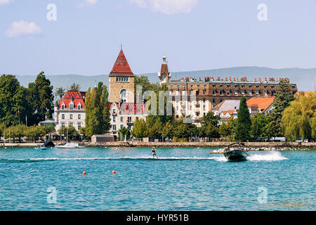 Bateau à moteur avec l'homme de la planche nautique au Lac de Genève, près de Chateau Ouchy à Lausanne, Suisse. Banque D'Images