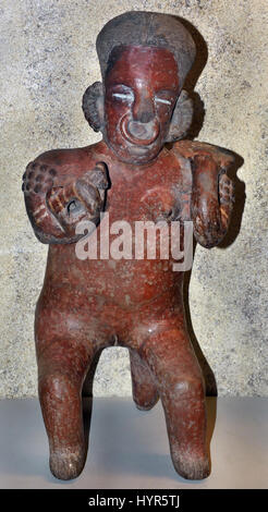 Figurine en céramique d'une femme assise tenant un chien, Nayarit, Mexique, 3e siècle av 3e siècle ( les Mayas - la civilisation Maya est une civilisation méso-américaine dans le Yucatán au Mexique et au Belize en Amérique centrale ( 2600 BC - 1500 ) Américain Précolombien ) Banque D'Images