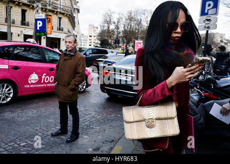 L'extérieur Streetstyle Balmain, prêt à porter Femmes Automne-hiver 2017 - Paris Fashion Week Banque D'Images
