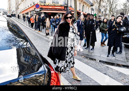 Thythu Nguyen en dehors de Balmain, prêt à porter Femmes Automne-hiver 2017 - Paris Fashion Week Banque D'Images