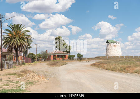 NOUPOORT, AFRIQUE DU SUD - le 21 mars 2017 : une scène de rue avec maisons de fer et d'un blockhaus de la Seconde Guerre des Boers, dans Noupoort, une petite ville dans le nort Banque D'Images