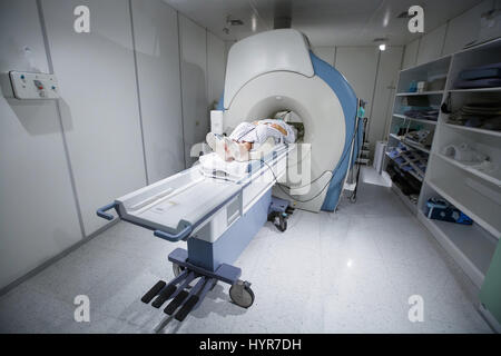 L'imagerie par résonance magnétique (IRM) scanner dans un hôpital, avec un patient en cours d'analyse et de diagnostic. Équipement médical moderne, la médecine et les soins de santé c Banque D'Images