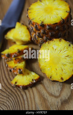 Les tranches d'ananas cut knife