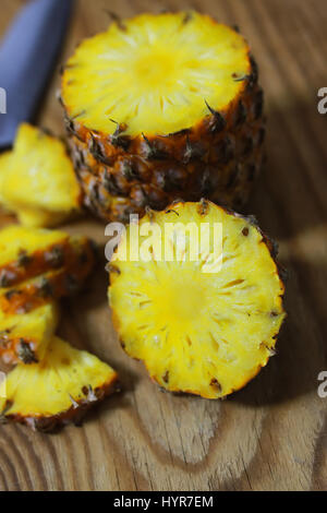Les tranches d'ananas cut knife