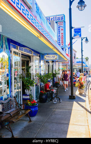 Les personnes qui s'y passé restaurants grecs et des magasins de souvenirs sur l'Éponge historique quais à Tarpon Springs, Floride Banque D'Images