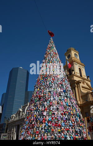 Arbre de Noël décoré avec des centaines de poupées de chiffon dans la Plaza de Armas, Santiago, capitale du Chili. Banque D'Images
