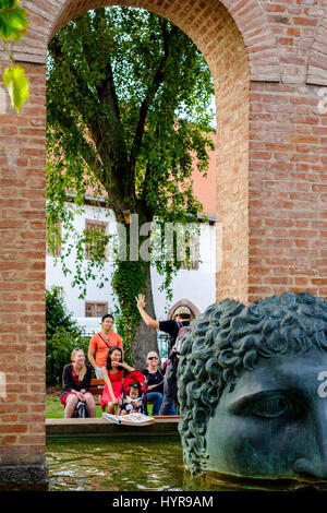 Fontaine de Janus, réplique d'un aqueduc Romain par Tomi Ungerer, 1988 visites visite guidée, touristes, Strasbourg, Alsace, France, Europe Banque D'Images