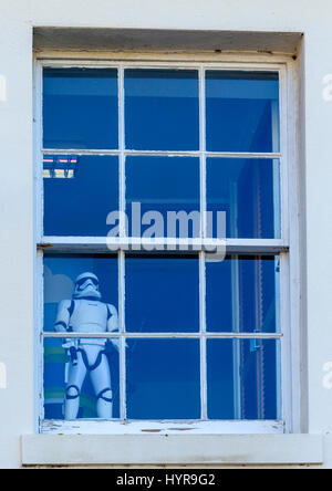 Un Stormtrooper en garde dans une fenêtre à l'étage Banque D'Images