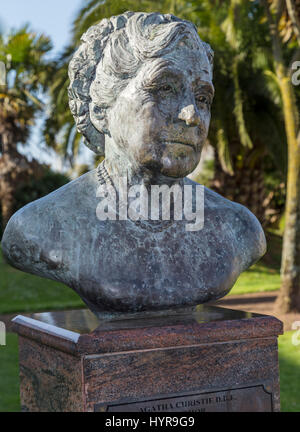 Un buste d'Agatha Christie à Torquay, par le sculpteur Carol Van Den Boom-Cairn Banque D'Images