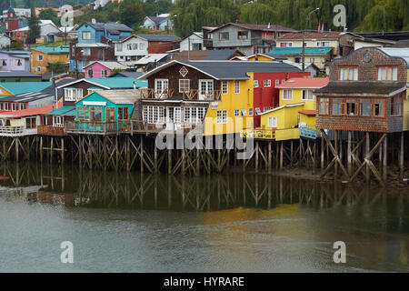 Palafitos. Maisons traditionnelles en bois sur pilotis au bord de l'eau dans la région de Castro, capitale de l'île de Chiloé. Banque D'Images