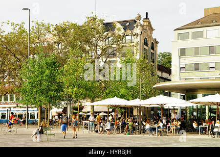 Zurich, Suisse - le 2 septembre 2016 : les gens sur Sechselautenplatz vieux centre-ville de Zurich, Suisse. Banque D'Images