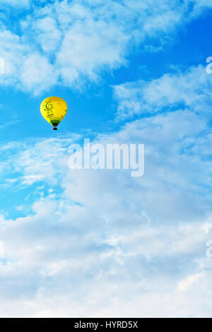 Vilnius, Lituanie - 3 septembre 2015 : ballon volant dans le ciel, Vilnius, Lituanie Banque D'Images