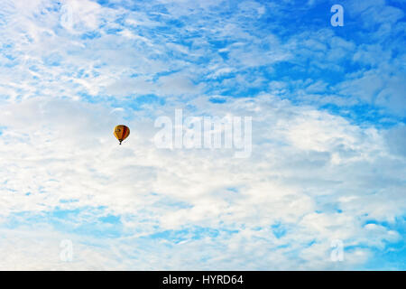 Vilnius, Lituanie - 3 septembre 2015 : ballon vole dans le ciel, Vilnius, Lituanie Banque D'Images