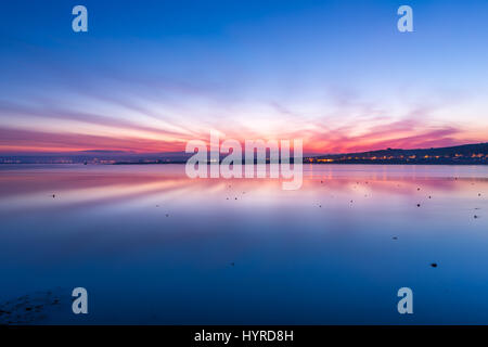 Comme le soleil se lève sur Instow, le spectaculaire des rayons de sunllight reflètent dans les eaux calmes de l'estuaire, où la rivière Taw répond à la rivière Torri Banque D'Images