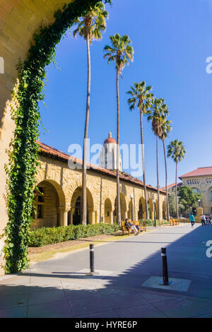 Vieux couple assis sur un banc dans les principaux quad, Université de Stanford, un jour ensoleillé Banque D'Images