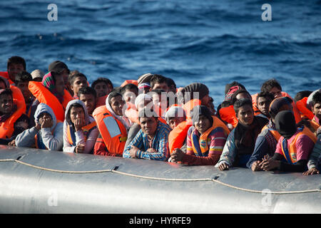 Un rubberboat non navigabilité avec environ 150 personnes à bord au large de la Libye en tentant de traverser la mer Méditerranée à l'Europe. En raison de l'état, whi Banque D'Images