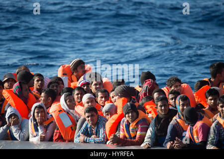 Un rubberboat non navigabilité avec environ 150 personnes à bord au large de la Libye en tentant de traverser la mer Méditerranée à l'Europe. En raison de l'état, whi Banque D'Images