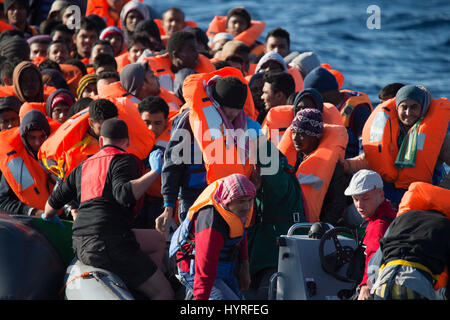 Un rubberboat non navigabilité avec environ 150 personnes à bord au large de la Libye en tentant de traverser la mer Méditerranée à l'Europe. En raison de l'état, whi Banque D'Images