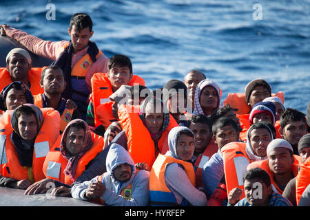 Un rubberboat non navigabilité avec environ 150 personnes à bord au large de la Libye en tentant de traverser la mer Méditerranée à l'Europe. En raison de l'état, whi Banque D'Images