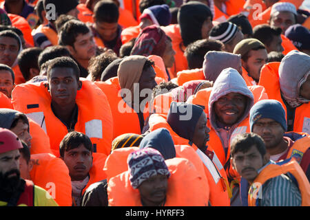 Un rubberboat non navigabilité avec environ 150 personnes à bord au large de la Libye en tentant de traverser la mer Méditerranée à l'Europe. En raison de l'état, whi Banque D'Images