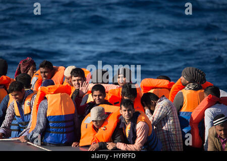 Un rubberboat non navigabilité avec environ 150 personnes à bord au large de la Libye en tentant de traverser la mer Méditerranée à l'Europe. En raison de l'état, whi Banque D'Images