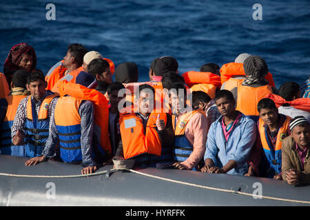 Un rubberboat non navigabilité avec environ 150 personnes à bord au large de la Libye en tentant de traverser la mer Méditerranée à l'Europe. En raison de l'état, whi Banque D'Images