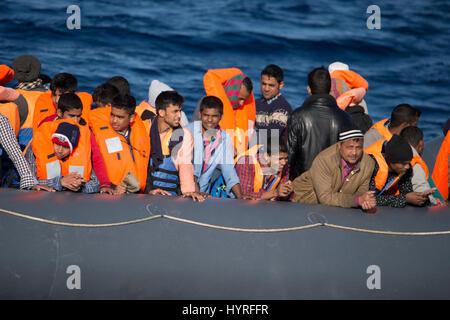 Un rubberboat non navigabilité avec environ 150 personnes à bord au large de la Libye en tentant de traverser la mer Méditerranée à l'Europe. En raison de l'état, whi Banque D'Images