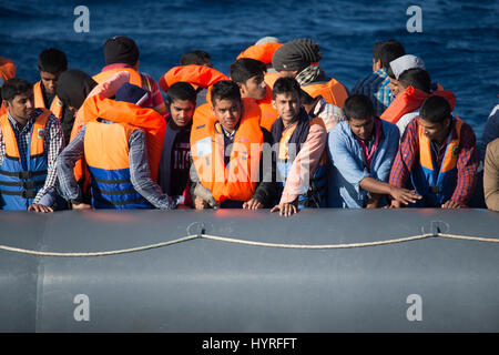 Un rubberboat non navigabilité avec environ 150 personnes à bord au large de la Libye en tentant de traverser la mer Méditerranée à l'Europe. En raison de l'état, whi Banque D'Images