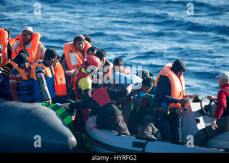 Un rubberboat non navigabilité avec environ 150 personnes à bord au large de la Libye en tentant de traverser la mer Méditerranée à l'Europe. En raison de l'état, whi Banque D'Images