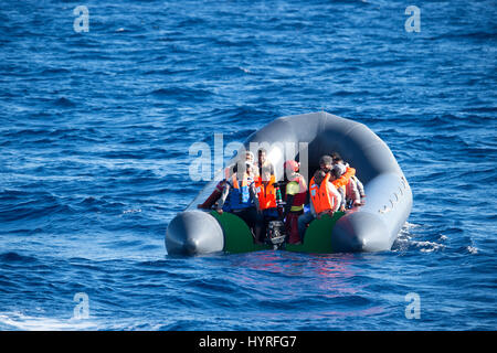 Un rubberboat non navigabilité avec environ 150 personnes à bord au large de la Libye en tentant de traverser la mer Méditerranée à l'Europe. En raison de l'état, whi Banque D'Images