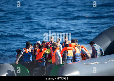 Un rubberboat non navigabilité avec environ 150 personnes à bord au large de la Libye en tentant de traverser la mer Méditerranée à l'Europe. En raison de l'état, whi Banque D'Images