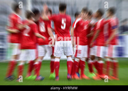 Les joueurs de football dans un groupe, Bienne, Suisse Banque D'Images