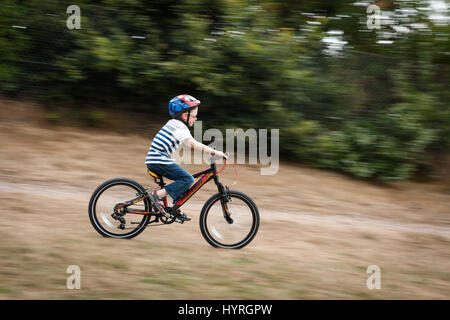 7 ans équitation Merida vtt à bas gradient à débit Banque D'Images
