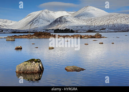 Avis de Lochan na h-Achalise sur Rannoch Moor avec la neige a couvert des montagnes en arrière-plan Banque D'Images