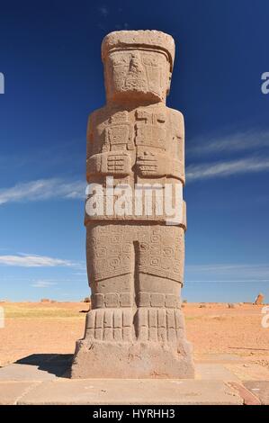 La Bolivie, Tiwanaku, Temple Kalasasaya, Ponce Stela dans la cour en contrebas Banque D'Images