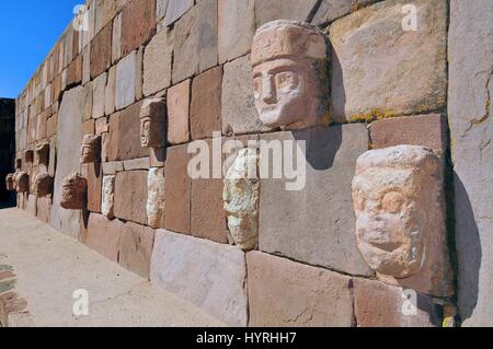 La Bolivie, Tiwanaku, Temple Kalasasaya, gros plan de tête en pierre de mortaise intégré à Wall Banque D'Images