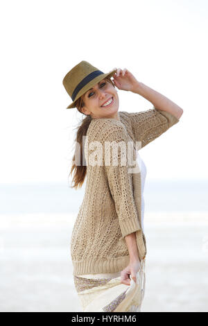 Portrait d'une belle femme d'âge moyen smiling at the beach Banque D'Images