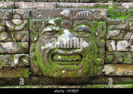 Représentant des sculptures de dieux et démons, divinités mythologiques balinais peuvent être trouvés dans le Pura Dalem Agung Padangtegal temple dans la Forêt des Singes Banque D'Images