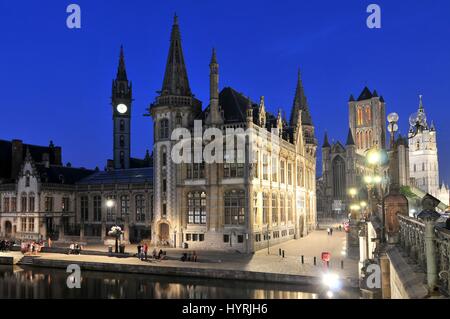 Façade ouest du palais Post avec le canal en soirée et Korenlei street à Gand en Belgique. Banque D'Images