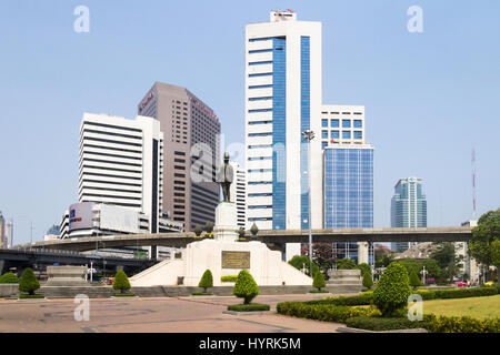 Statue du Roi Rama VI à l'extérieur Parc Lumphini avec le Crowne Plaza Hotel et l'hôpital Chulalongkorn Memorial en arrière-plan, Bangkok, Thaïlande Banque D'Images