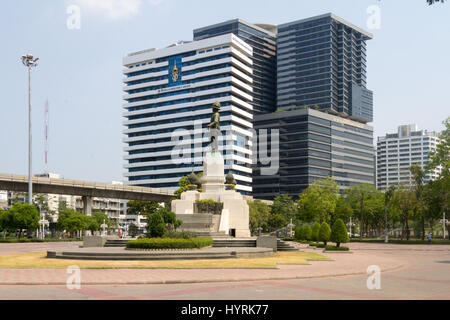 Statue du Roi Rama VI à l'extérieur le Parc Lumphini avec l'hôpital Chulalongkorn Memorial en arrière-plan, Bangkok, Thaïlande Banque D'Images