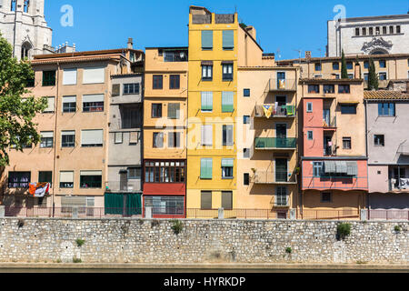 Plusieurs maisons peintes de couleurs différentes. Vue emblématique de la ville catalane Girona en Espagne. Cette journée d'été. Banque D'Images