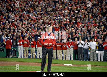 Le président américain George W. Bush emplacements la première balle pour les Nationals de Washington au cours du premier match au parc nationaux le 30 mars 2008, à Washington, DC. Banque D'Images