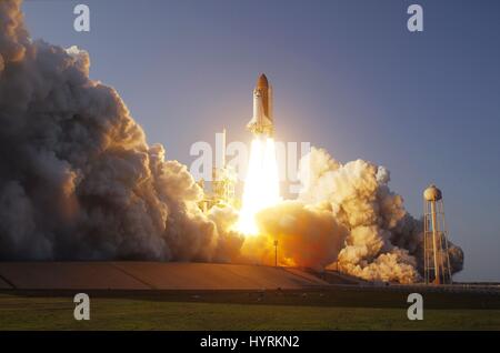 La navette spatiale Discovery de la NASA lance à partir du Kennedy Space Center Lancement 39A pour la mission STS-133 le 24 février 2011 à Merritt Island, en Floride. Banque D'Images