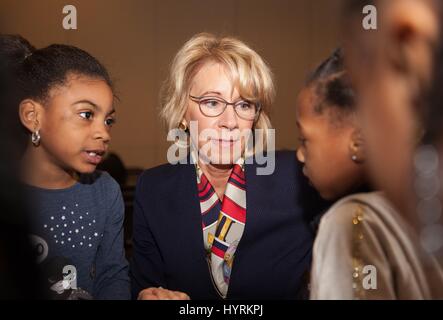 Secrétaire à l'éducation des États-Unis Betsy DeVos parle aux enfants de l'école au cours de l'Initiative de la Maison Blanche pour l'excellence en éducation pour les Afro-Américains Lecture Partie au Département de l'éducation des États-Unis Lyndon B. Johnson Building 2 mars 2017 à Washington, DC. Banque D'Images