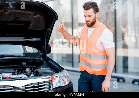 Près de la voiture réparateur Banque D'Images